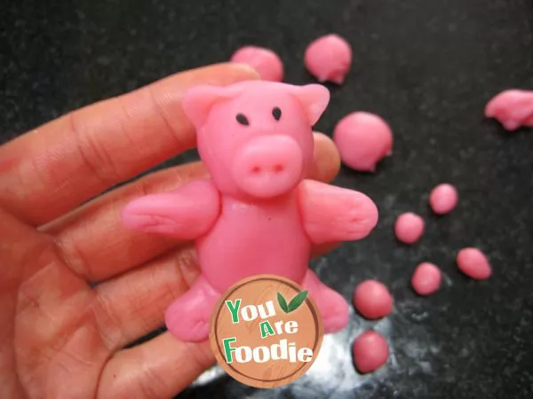 A cute little pig bath cake