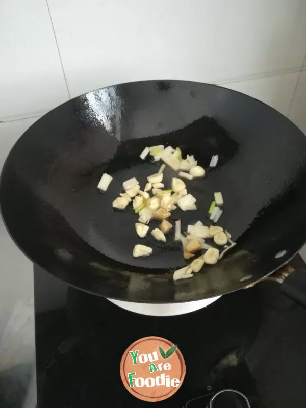 Quickly stir fried scallops