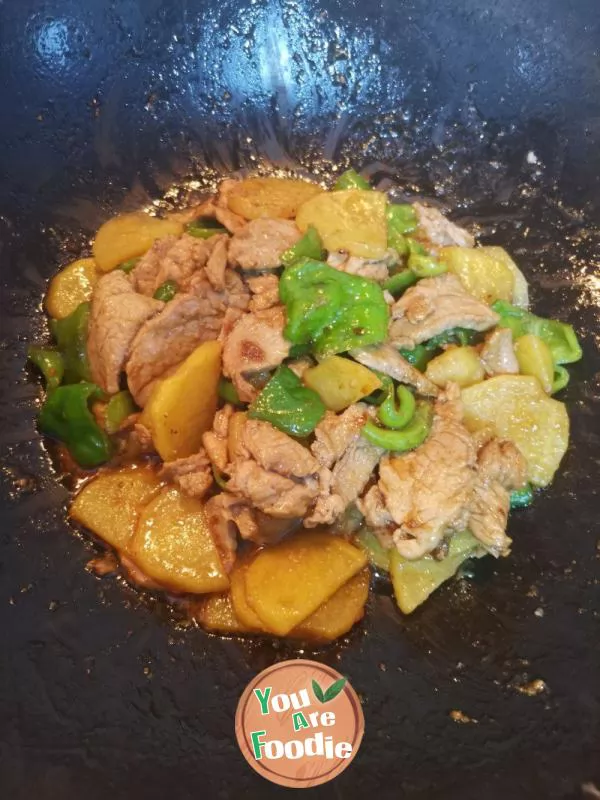 Fried-pork-slices-with-green-peppers-and-potatoes