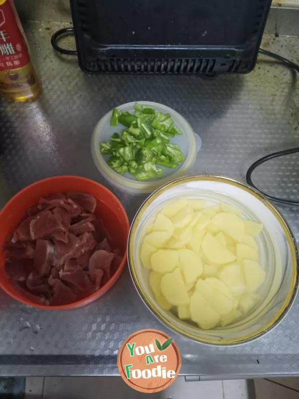 Fried pork slices with green peppers and potatoes