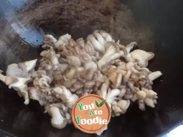 Chrysanthemum mushroom in oyster sauce