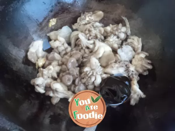Chrysanthemum mushroom in oyster sauce
