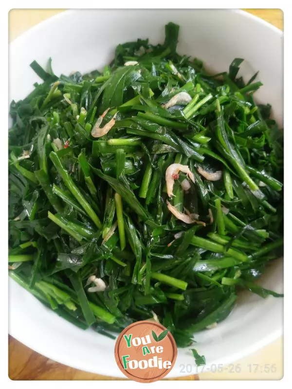 Fried shrimps with leeks