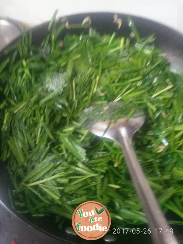 Fried shrimps with leeks