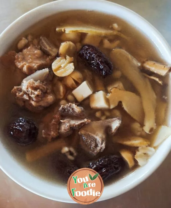 Old-fire-soup,-pig-bones-boiled-in-a-clear-and-refreshing-pot