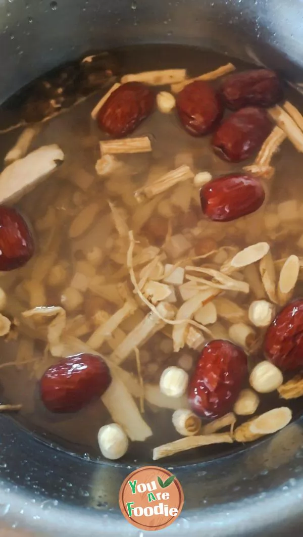 Old fire soup, pig bones boiled in a clear and refreshing pot