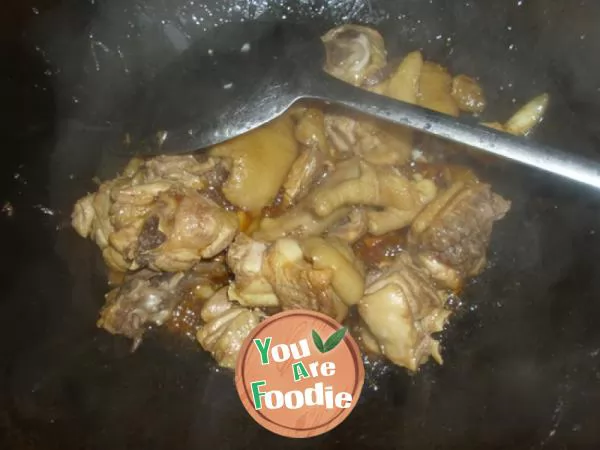 Stewed chicken leg with mushrooms