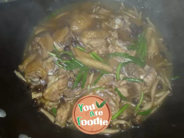 Stewed chicken leg with mushrooms