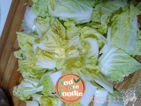 Braised sausage with baby cabbage