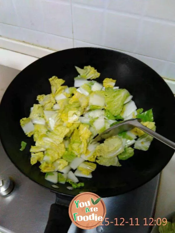 Braised sausage with baby cabbage