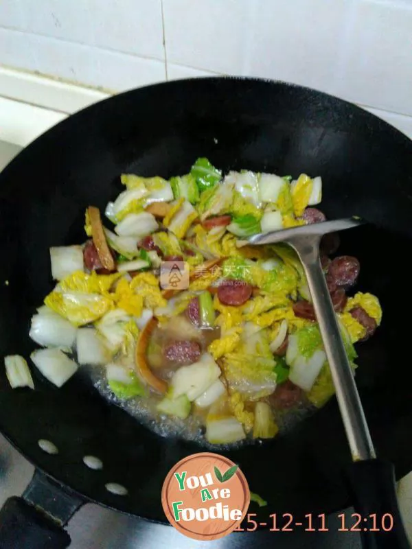 Braised sausage with baby cabbage