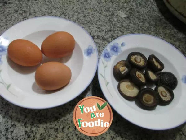 Boiled egg with lotus leaf and mushroom