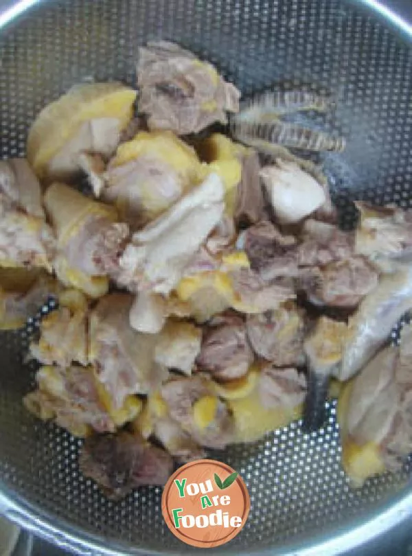 A private dish with the natural color of Guangdong nanru -- private nanru beer chicken