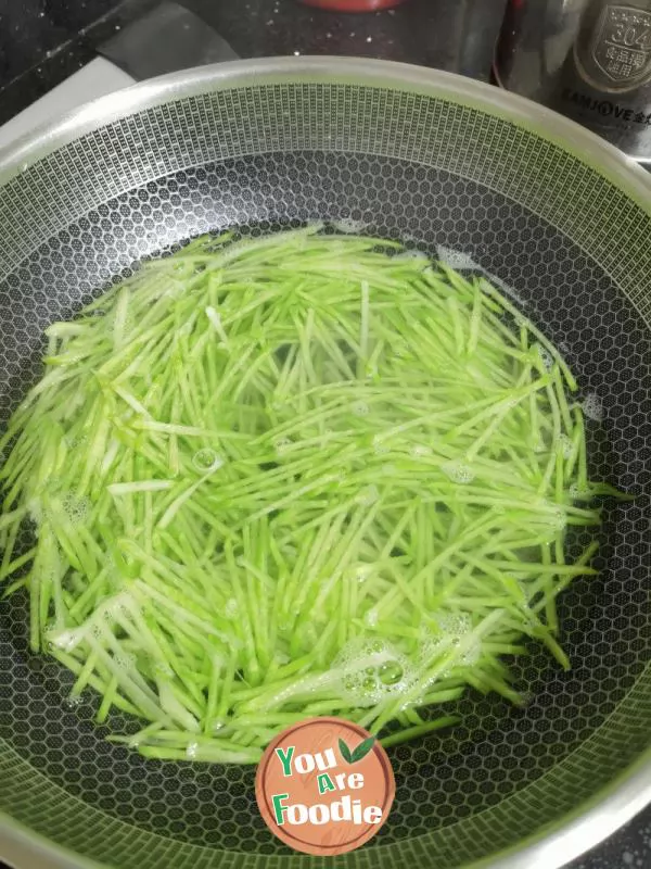 Crystal green radish rice