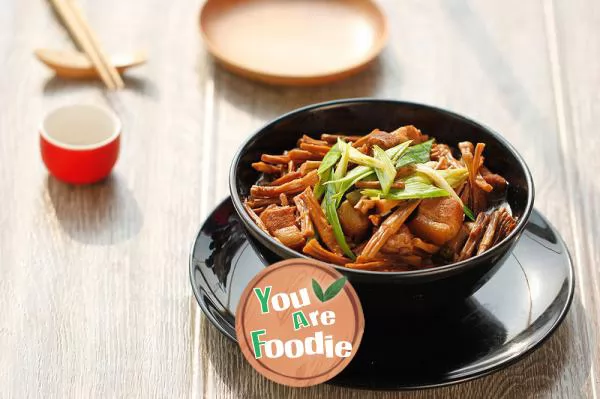 Braised-pork-with-dried-bamboo-shoots