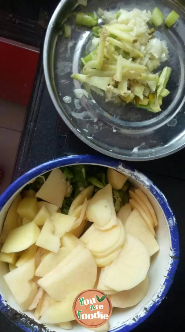 Fried potato slices with green pepper