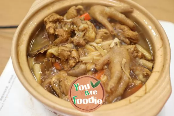 Braised chicken in casserole