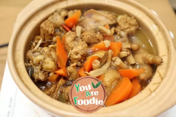 Braised chicken in casserole