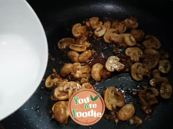 Fried mushrooms in oyster sauce