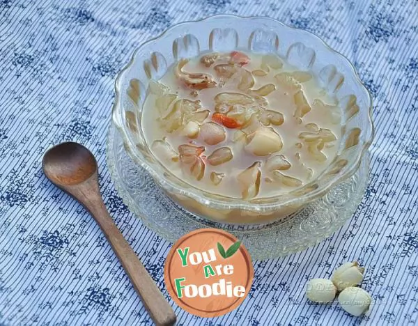 Tremella,-lotus-seeds-and-sweet-dumpling-soup