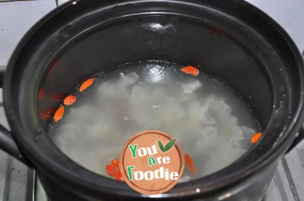 Tremella, lotus seeds and sweet dumpling soup