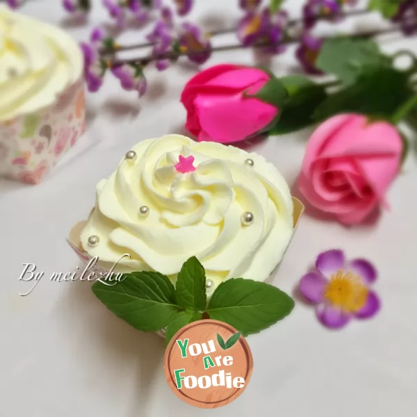 Paper cup cream cake