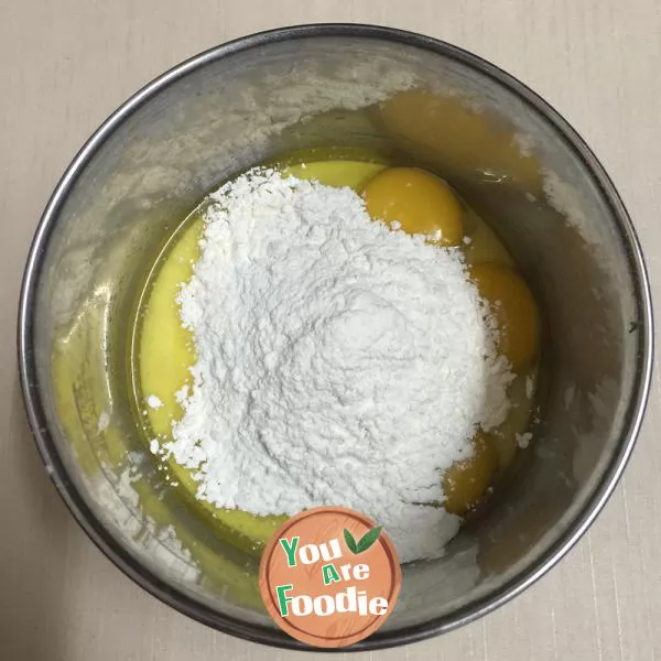 Paper cup cream cake