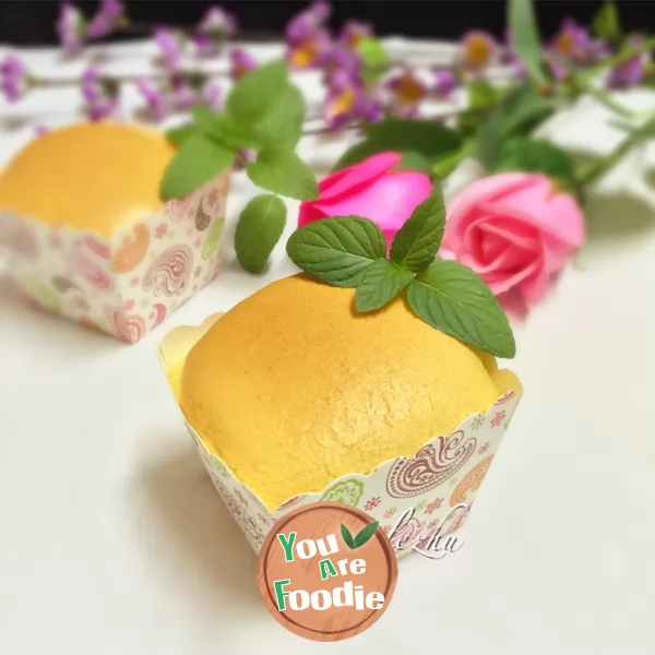 Paper cup cream cake