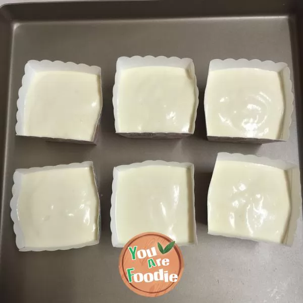 Paper cup cream cake