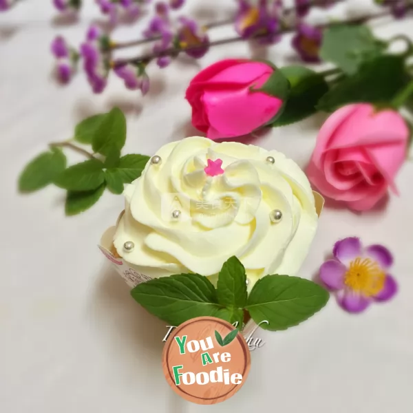 Paper cup cream cake