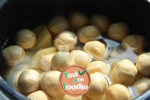 A popular street snack -- curry fish eggs and potatoes