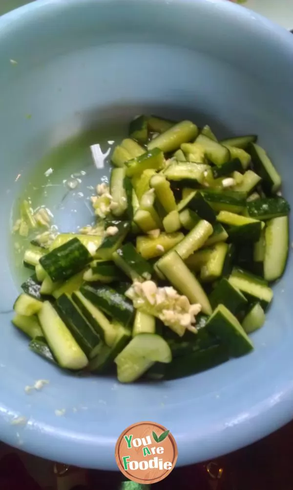 Minced garlic, chopped pepper and cucumber