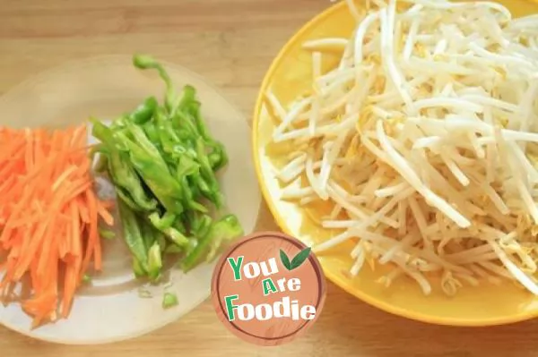 Stir fried bean sprouts with preserved mustard