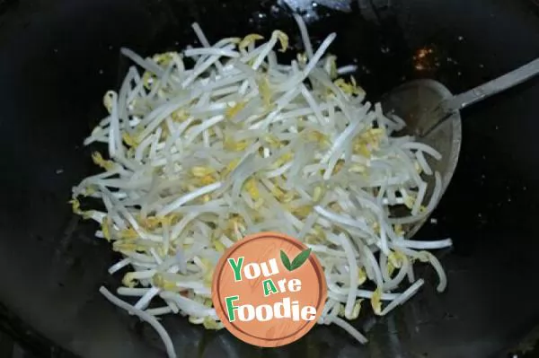 Stir fried bean sprouts with preserved mustard