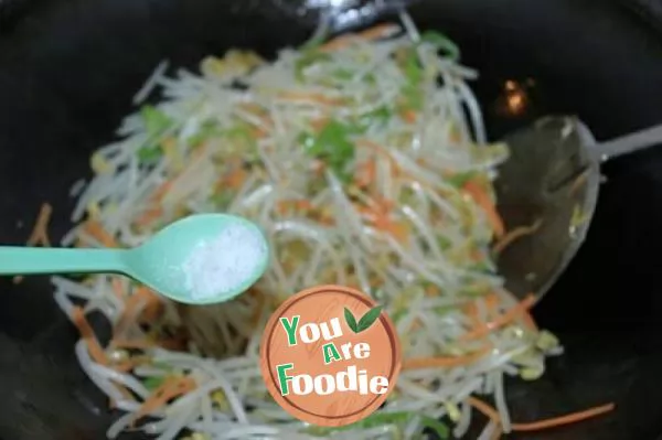 Stir fried bean sprouts with preserved mustard