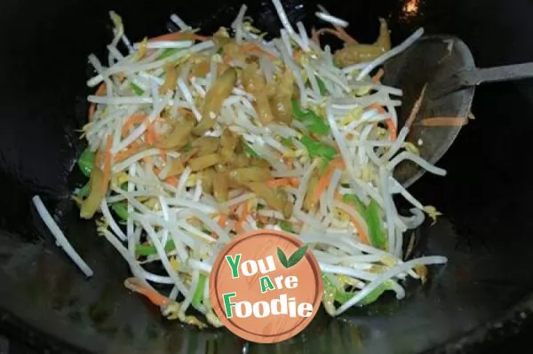 Stir fried bean sprouts with preserved mustard