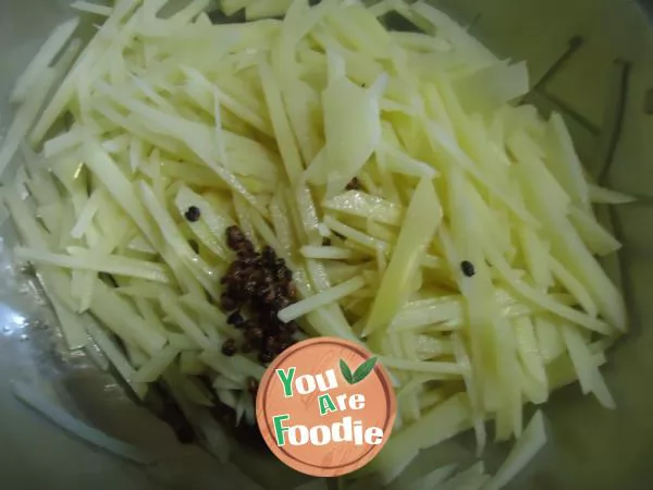 Fried shredded potato with pepper oil