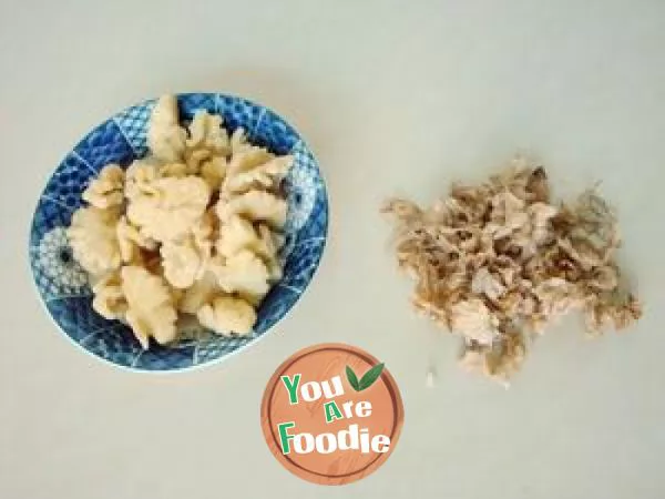 Fried loofah with walnuts