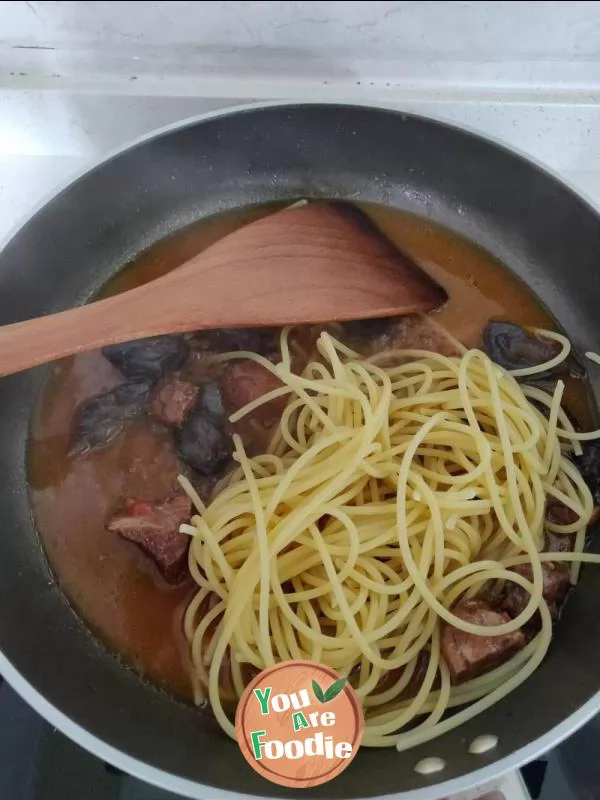 Seafood fried noodles with sea cucumber