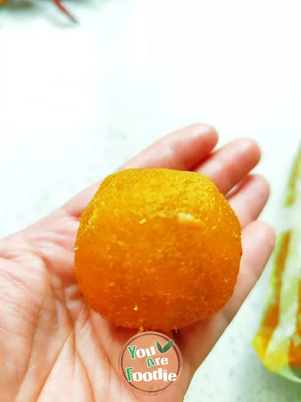 Cantonese pineapple egg yolk moon cake