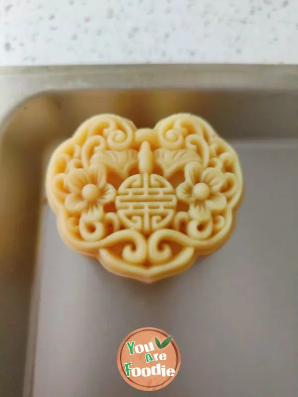 Cantonese pineapple egg yolk moon cake