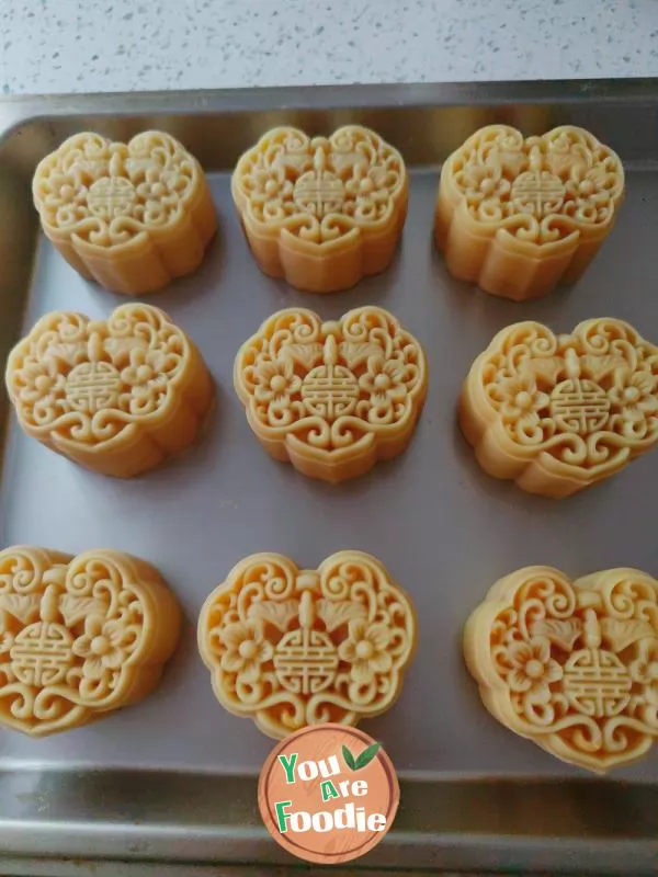 Cantonese pineapple egg yolk moon cake