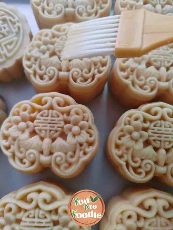 Cantonese pineapple egg yolk moon cake