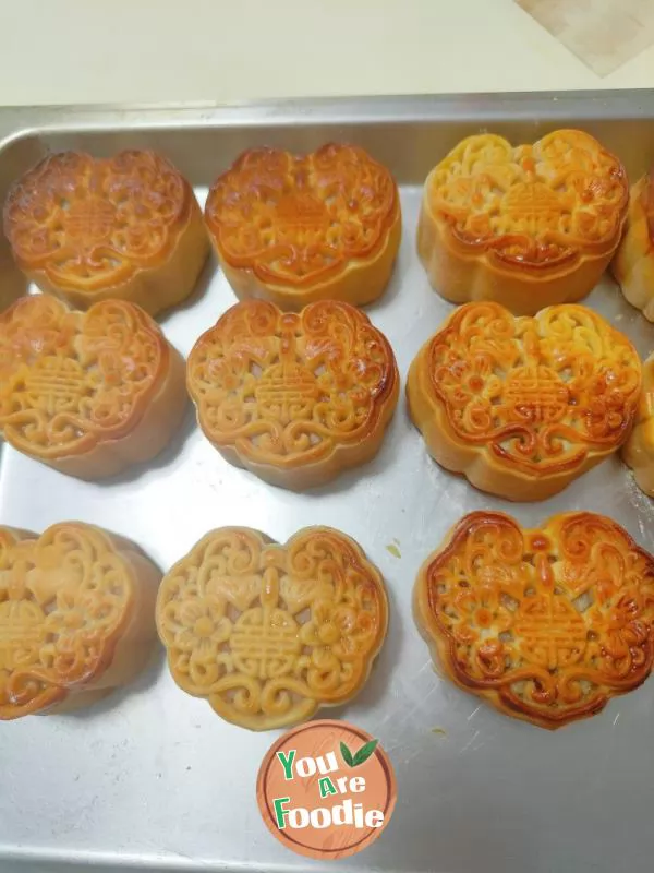 Cantonese pineapple egg yolk moon cake