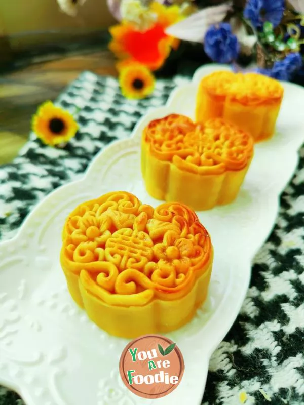 Cantonese pineapple egg yolk moon cake