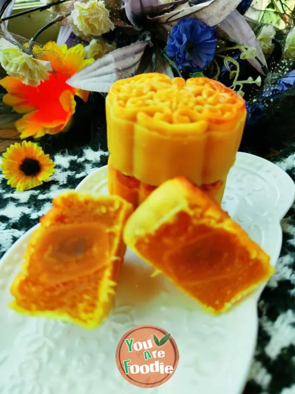 Cantonese pineapple egg yolk moon cake