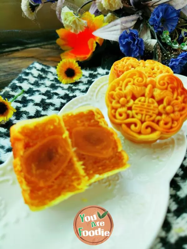 Cantonese pineapple egg yolk moon cake