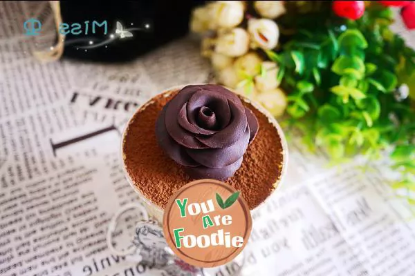 Alternative decoration of cake -- chocolate rose