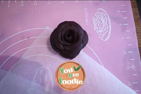 Alternative decoration of cake -- chocolate rose