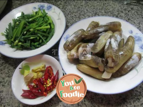 Fried razor clam with leek flower